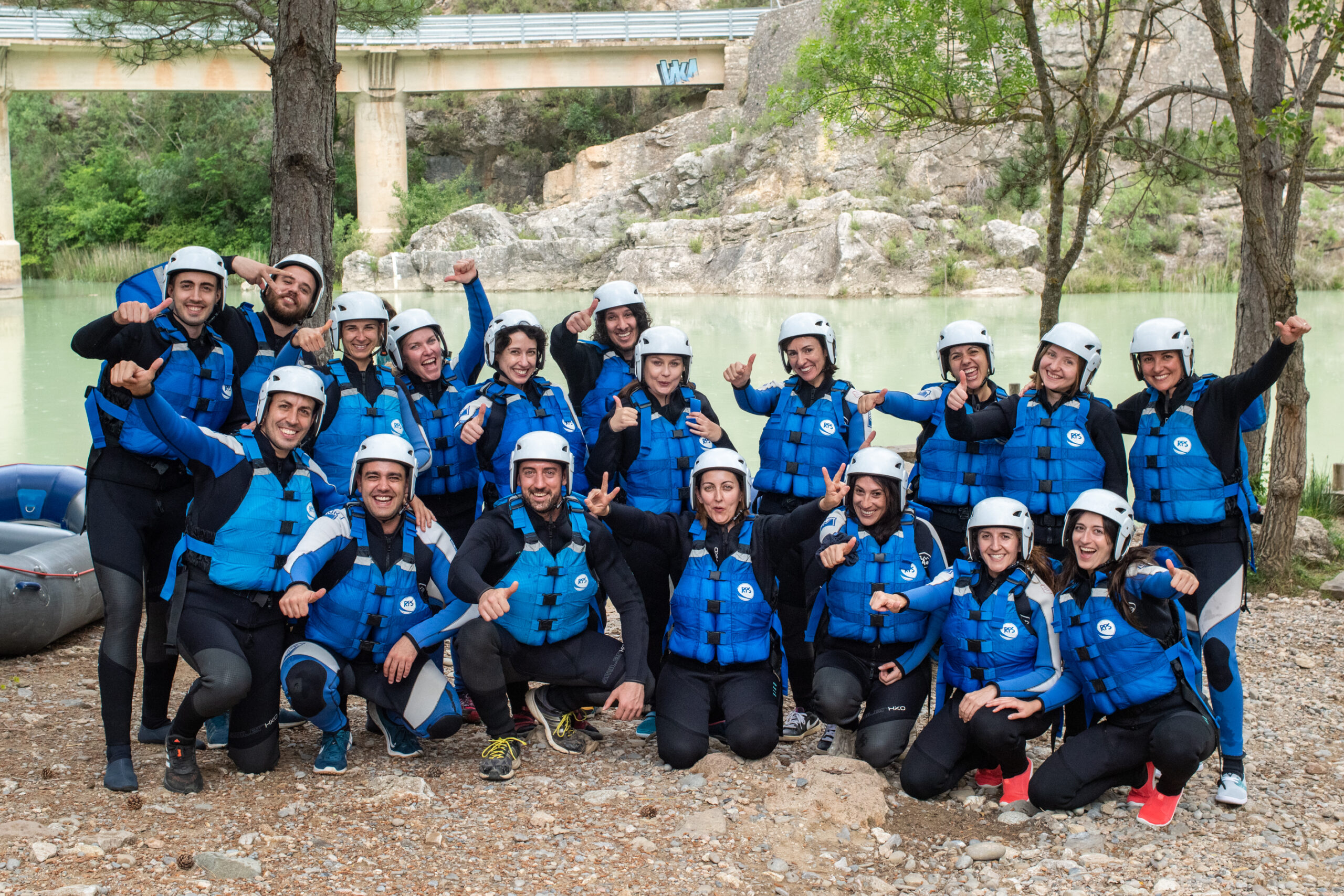 despedida de soltero en el Pirineo, con una actividad entre amigos en el río Gállego con UR Pirineos