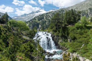 rutas de montaña fáciles en el Pirineo valle de oza cola de caballo bosques naturales y cascadas