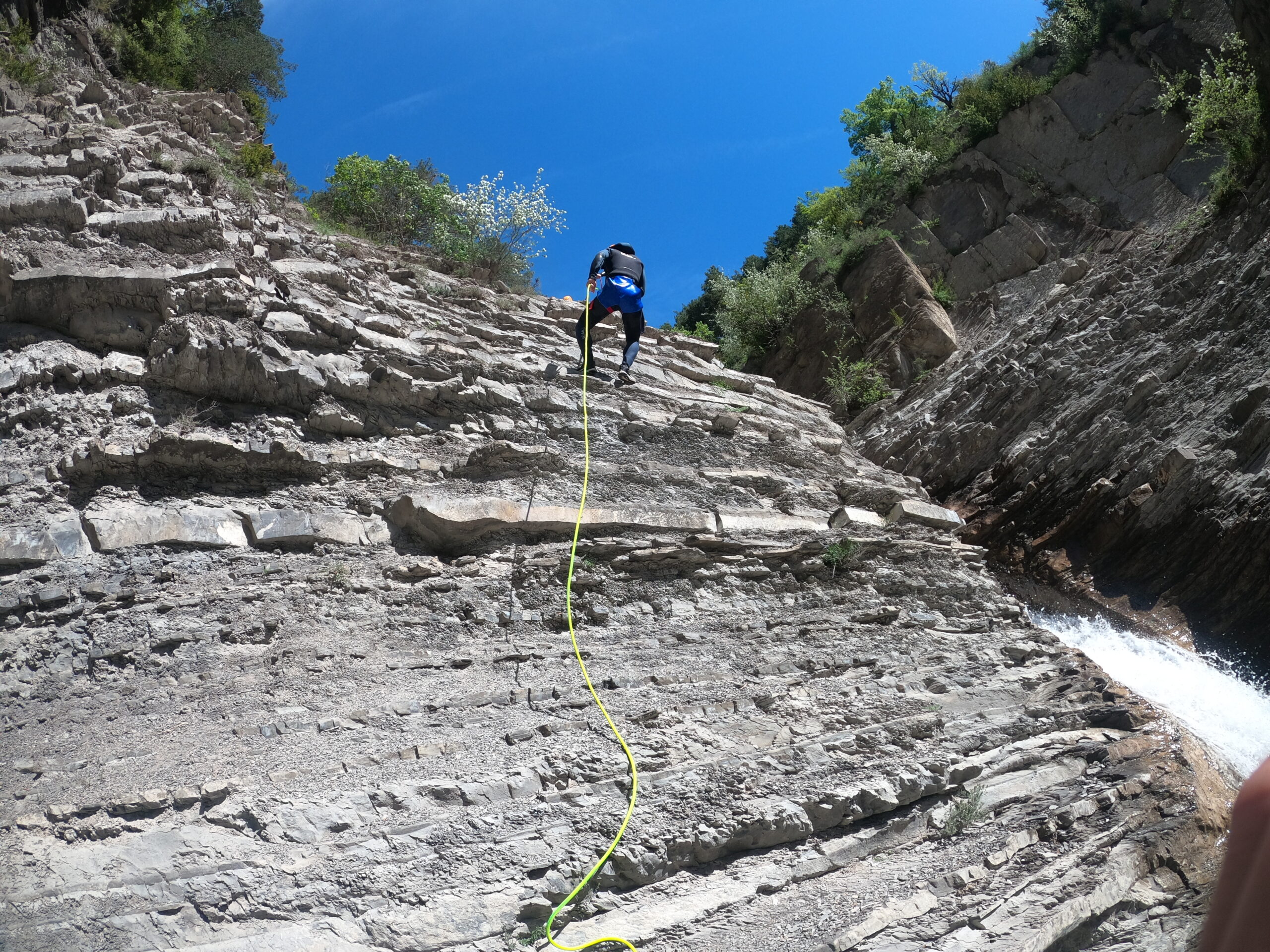 Barranquismo en el Pirineos, rapel en el Barranco de Siresa