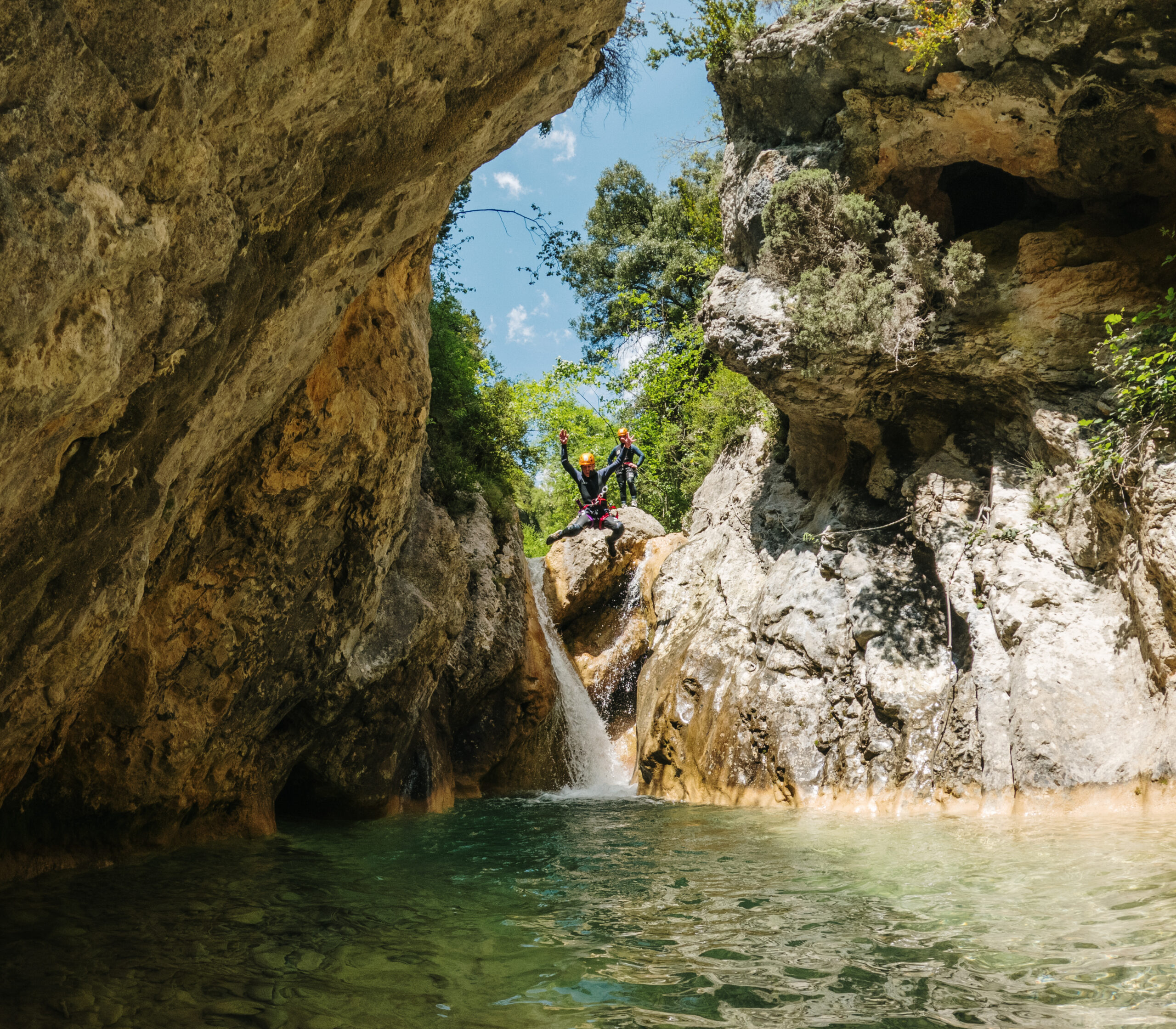 fin de semana de aventura, descubre el barranquismo y salta en pozas cristalinas