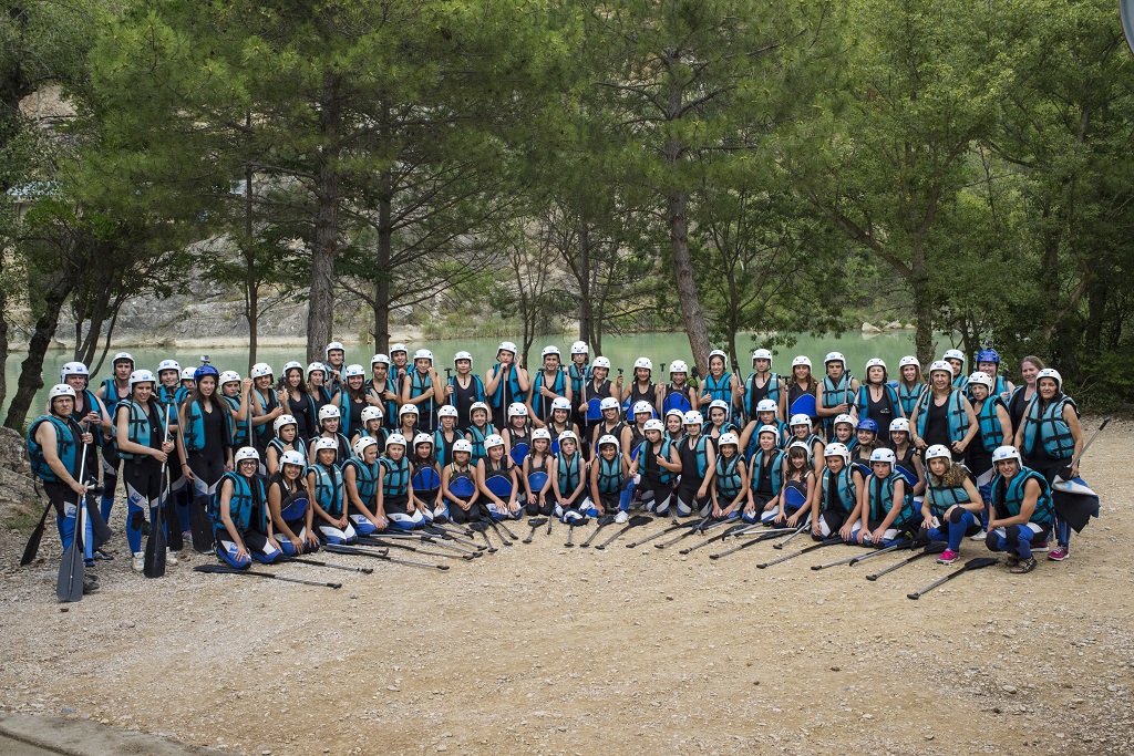 viajes de fin de curso en Aragón - grupo escolares viajes escolares Pirineo|viajes escolares en el Pirineo|viajes de estudiantes huesca|rafting con estudiantes|“Grupo de jóvenes disfrutando de rafting en el río Gállego con UR Pirineos”