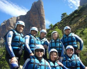 team building en Aragón - equipo de trabajo de todas las edades compartiendo actividad|team building en Aragón actividad personalizada de orientacion|team building en Aragón actividad de canoa|team building en Aragón actividad de rafting en grupo|team building en Aragón - aventuras para empresas