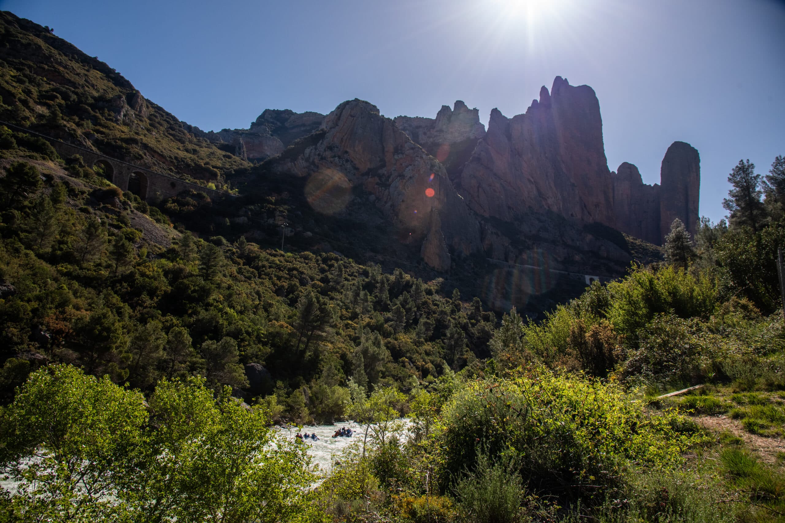 rutas de montaña fáciles en el Pirineo descubre los mallos de riglos|Actividades en Aragón en primavera: naturaleza y aventura para todos - rafting en primavera sensaciones extremas|mejores planes de naturaleza con la vía ferrata. Aventura vertical en roca con equipo de seguridad. Excursión y deporte de montaña.