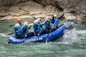 Planes de aventura para adolescentes en el Pirineo Aragones|planes de aventura para adolescentes en el Pirineo actividad de puenting|planes de aventura para adolescentes en el Pirineo. Actividad de Rafting|planes de aventura para adolescentes en el Pirineo actividad de Hidrospeed