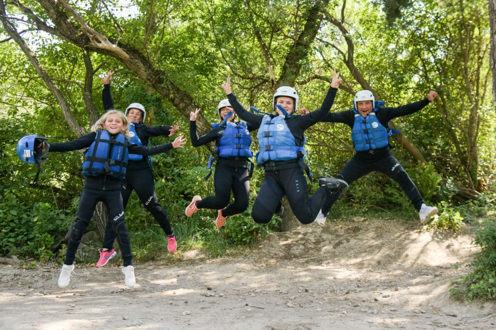 |actividades en familia en Huesca - rafting con niños y adolescentes|actividades en familia en Huesca - familia feliz haciendo actividades