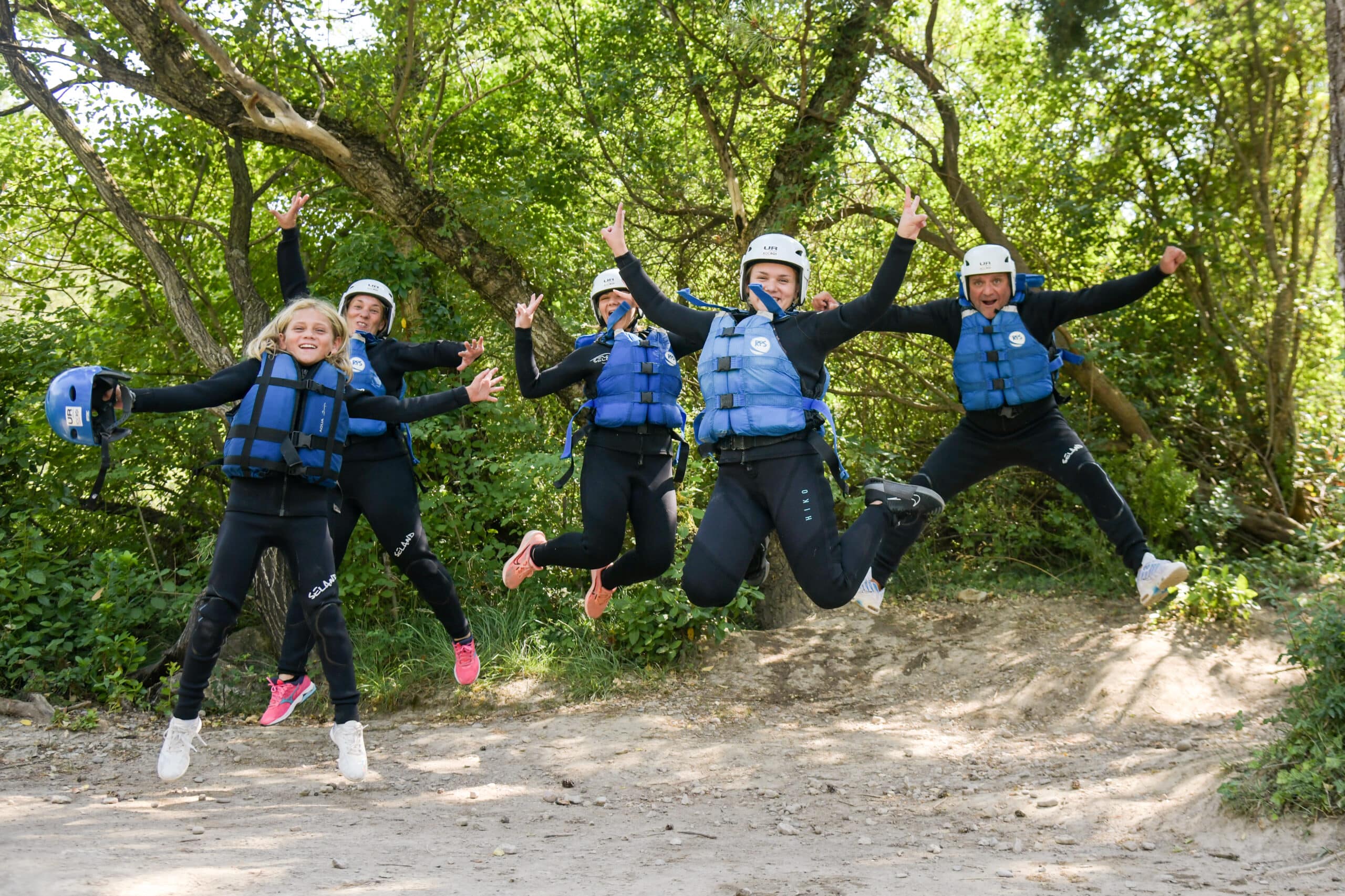 |actividades en familia en Huesca - rafting con niños y adolescentes|actividades en familia en Huesca - familia feliz haciendo actividades