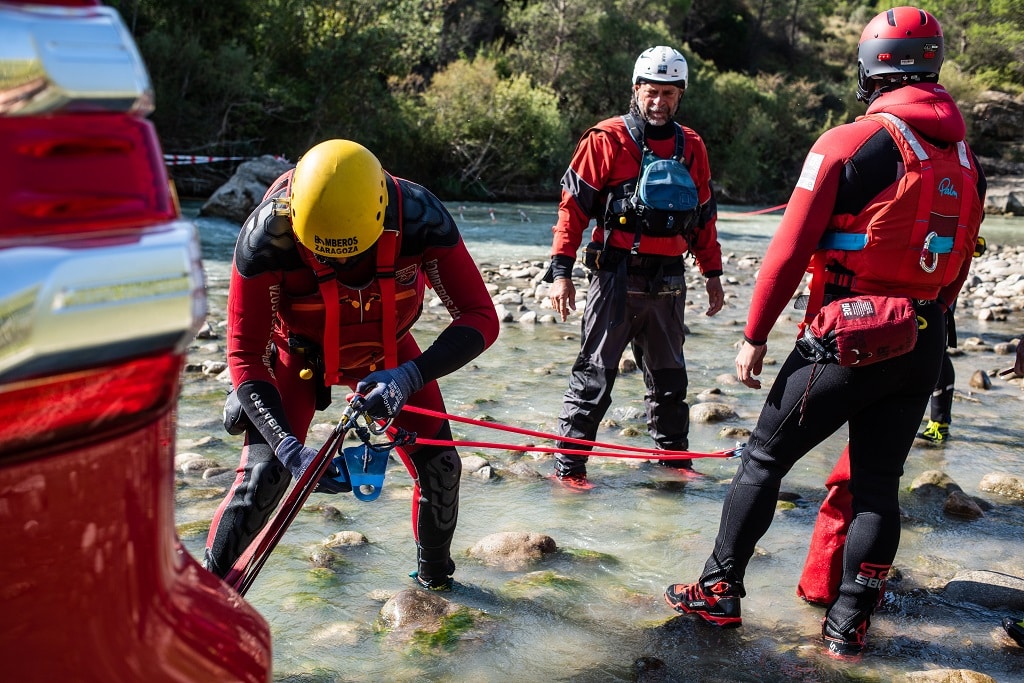 RESCATE EN AGUAS BRAVAS CON CERTIFICADO RESCUE 3 WRT-PRO|ur-rescate-debriefing|ur-rescate-cruce-cuerda|ur-rescate-atrapamiento