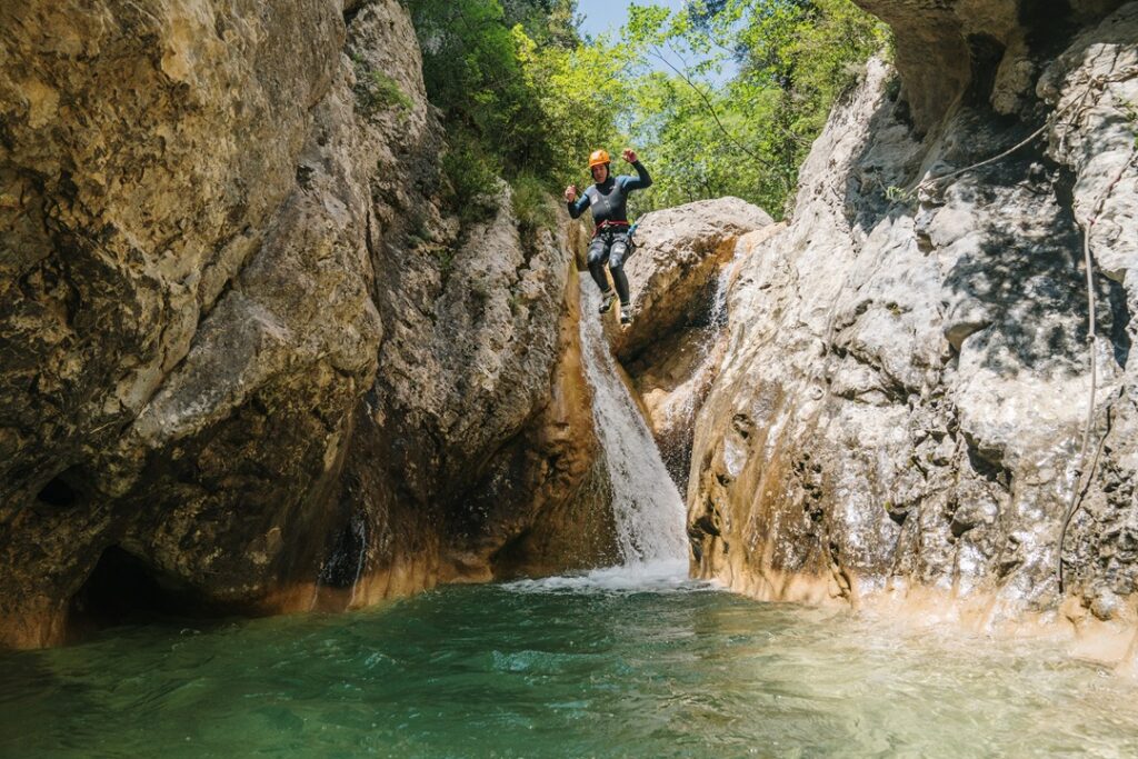 Descenso de barranquismo en Siresa entre pozas y cascadas con UR Pirineos