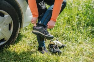 qué llevar a una actividad de aventura - calzado|qué llevar a una actividad de aventura - toalla y mochila|qué llevar a una actividad de aventura - botella de agua