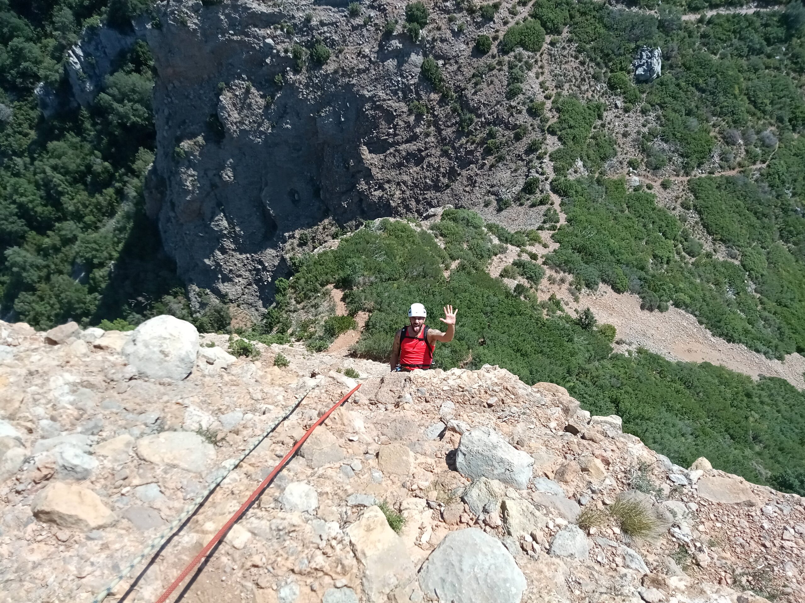 Vias Ferratas en Huesca|Mujer haciendo vía ferrata. Escalada en roca con equipo de seguridad. Aventura vertical en la montaña.|Via Ferrata Septiembre|Via Ferrata Pirineos|aventura en pareja Via Ferrata ascensión