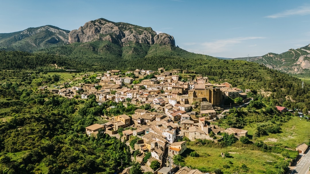 Descubre 10 planes de aventura en familia en los Mallos de Riglos: rafting, canoa, senderismo y experiencias únicas en el Pirineo Aragonés.
