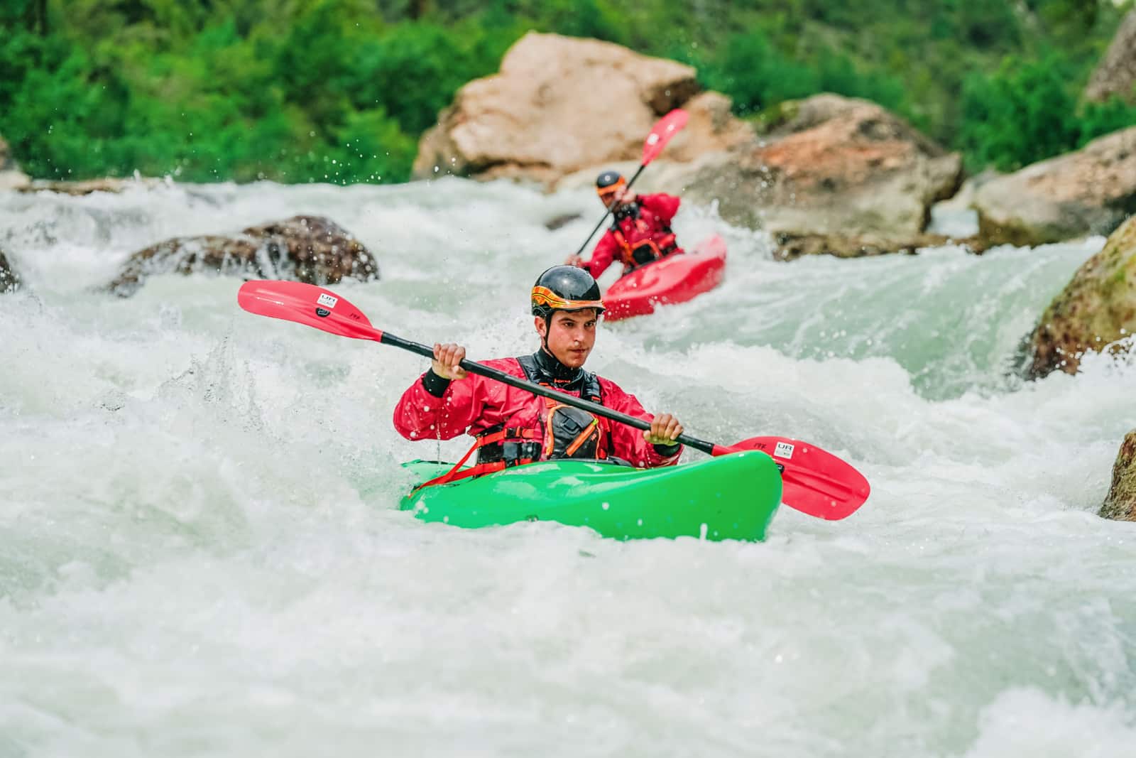 Descubre los rápidos del Gállego como El Embudo o La S. Guía técnica para entender los tramos de aguas bravas en el Pirineo Aragonés.