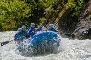 Descubre el mejor rafting cerca de Zaragoza y vive una escapada de aventura en el Pirineo Aragonés.