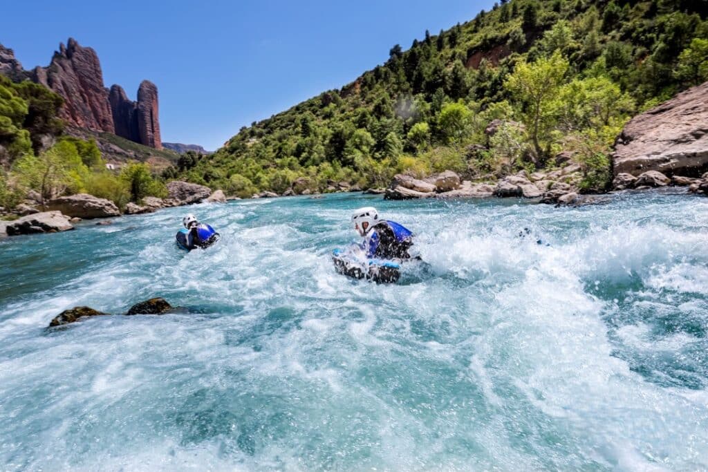 Descubre qué es el hidrospeed, cómo funciona y en qué se diferencia del rafting. Guía completa para iniciarte en aguas bravas.